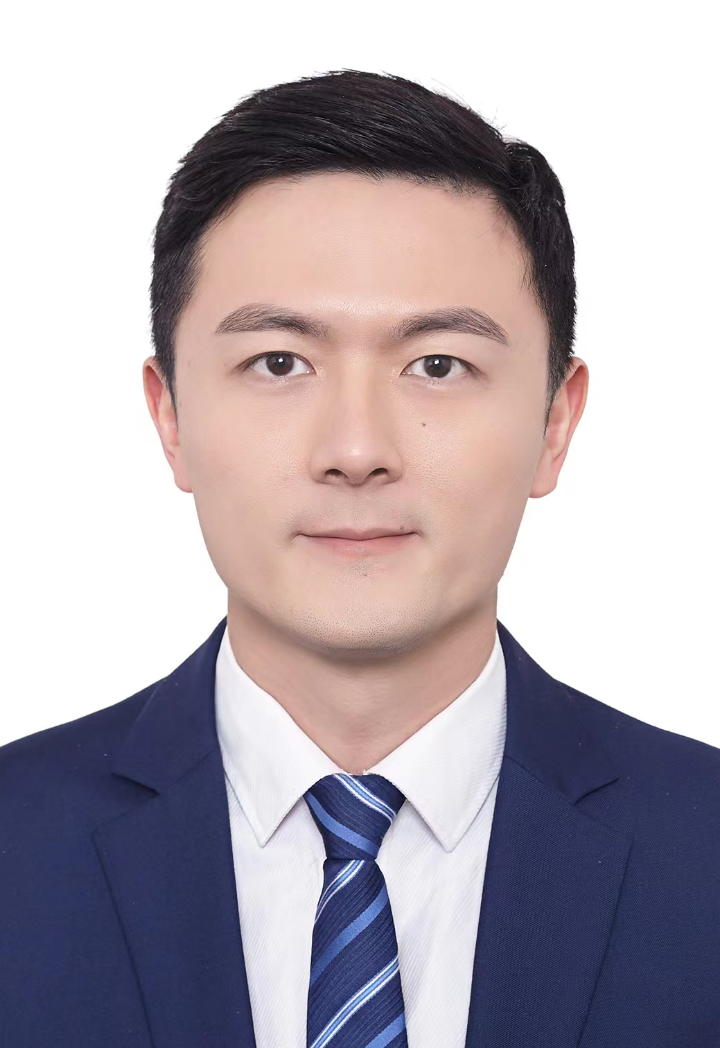 一位黑发男子，身着西装外套和白色衬衫，打着蓝色条纹领带